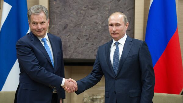 Президент России Владимир Путин (справа) и президент Финляндии Саули Ниинистё во время встречи в резиденции Ново-Огарево