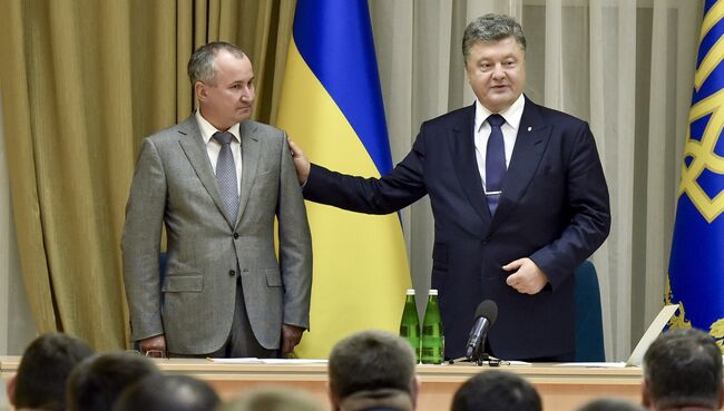 Президент Украины Петр Порошенко (справа) во время представления нового руководителя Службы безопасности Украины Василия Грицака. Архивное фото