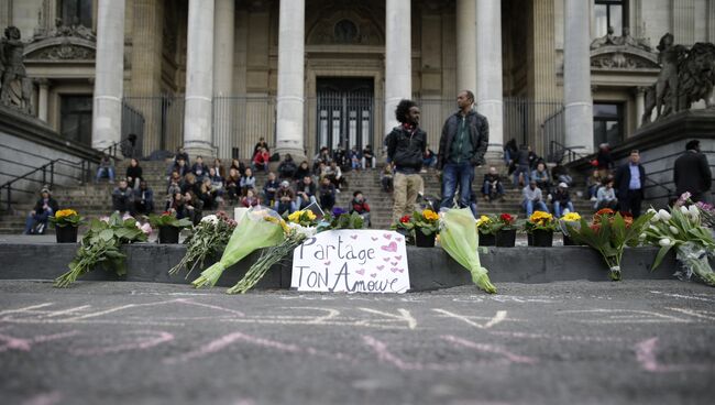 Цветы в память о жертвах терактов в Брюсселе. 22 марта 2016