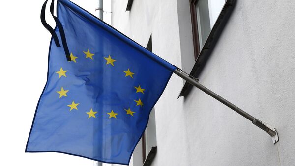 Флаг Евросоюза с траурной лентой на здании представительства ЕС в Минске, Республика Беларусь. 22 марта 2016