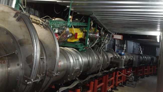 Здесь частицы из линейного ускорителя попадают в кольцо нуклотрона Здесь частицы из линейного ускорителя попадают в кольцо нуклотрона