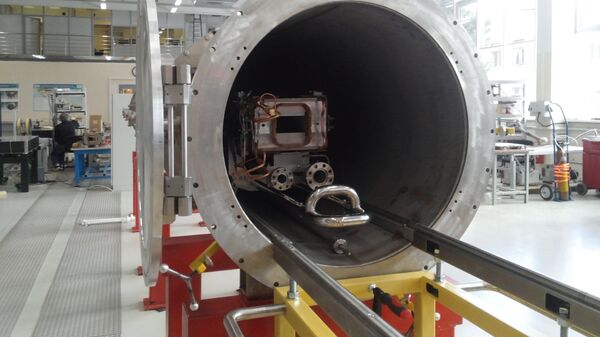 Вакуумная камера для проверки элементов будущего коллайдера NICA. Архивное фото