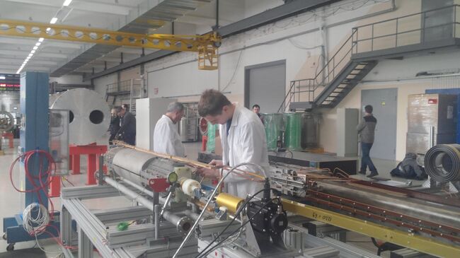 Ученые проверяют сверхпроводящие магниты на заводе по их изготовлению в Дубне
