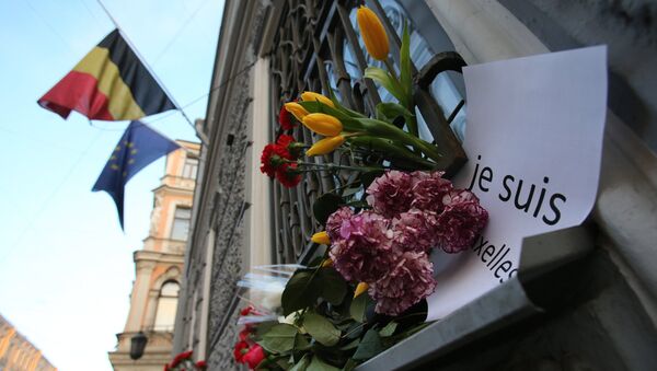 Цветы у консульства Бельгии в Санкт-Петербурге в память о погибших в результате нескольких взрывов, прогремевших 22 марта в аэропорту Завентем и в брюссельском метро