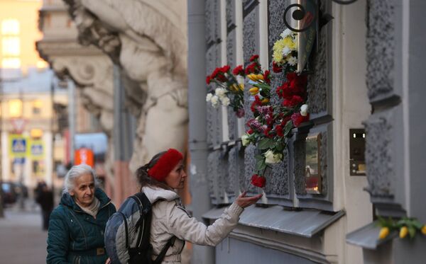 Горожане возлагают цветы у консульства Бельгии в Санкт-Петербурге в память о погибших в результате нескольких взрывов, прогремевших 22 марта в аэропорту Завентем и в брюссельском метро