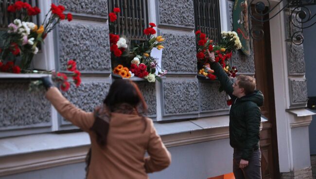 Горожане возлагают цветы у консульства Бельгии в Санкт-Петербурге в память о погибших в результате нескольких взрывов, прогремевших 22 марта в аэропорту Завентем и в брюссельском метро