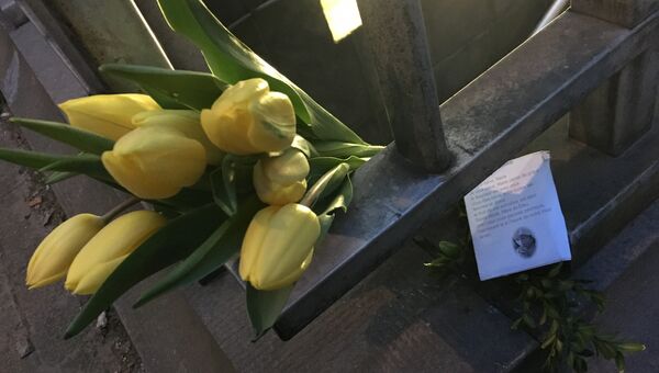 Цветы и молитва рядом с местом теракта в брюссельском районе Маэльбек