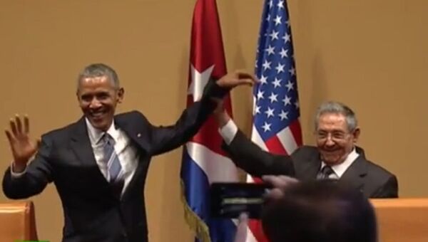Рауль Кастро не дал Бараку Обаме похлопать себя по плечу. ВИДЕО
