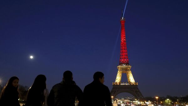 Эйфелева башня, окрашенная в цвета бельгийского флага в память о жертвах терактов