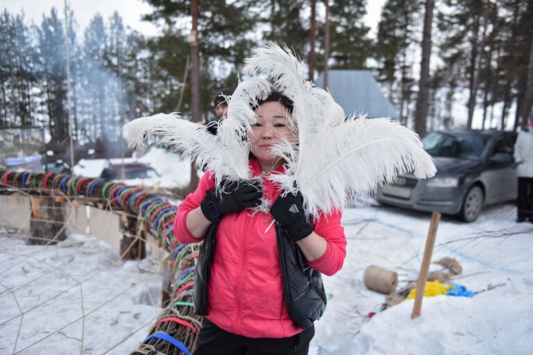 Шаманка Бибигуль плетет самый большой в мире амулет Ловец снов