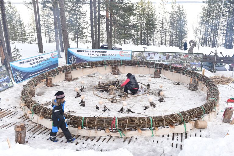 Шаманка Бибигуль плетет самый большой в мире амулет Ловец снов