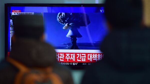 Новости об испытании водородной бомбы в КНДР на экране телевизора в сеульском метро, Республика Корея