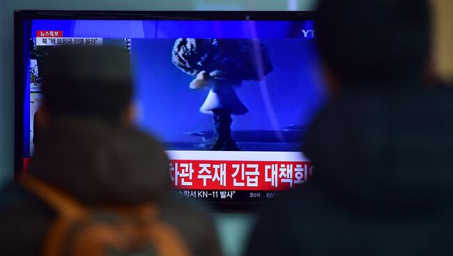 Новости об испытании водородной бомбы в КНДР на экране телевизора в сеульском метро, Республика Корея. Архивное фото