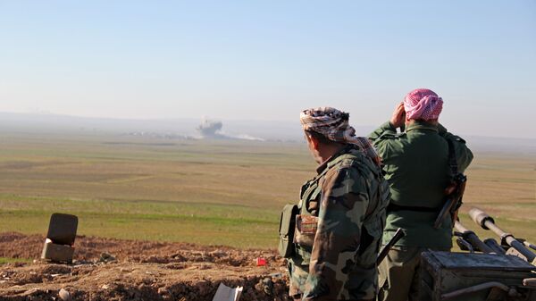 Курдское ополчение ведет бой с боевиками ИГ на севере Ирака. Архивное фото