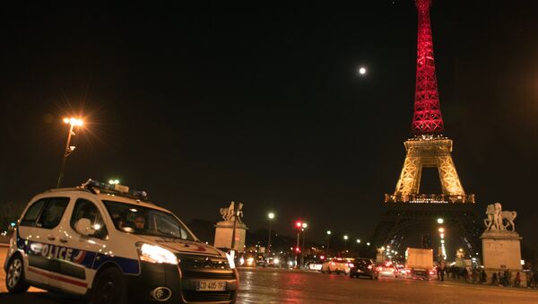 Эйфелева башня в Париже, подсвеченная в цвета бельгийского флага в знак солидарности с народом Бельгии после терактов в Брюсселе