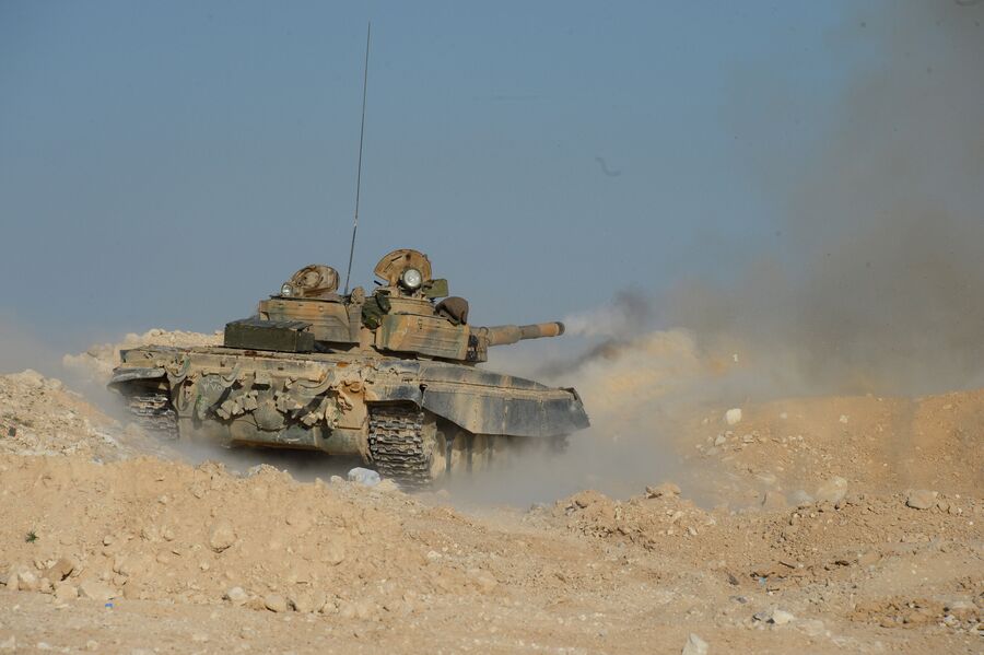 Танк Т-72 отряда ополчения Фатимиюн на переднем крае в горах в десяти километрах от Пальмиры