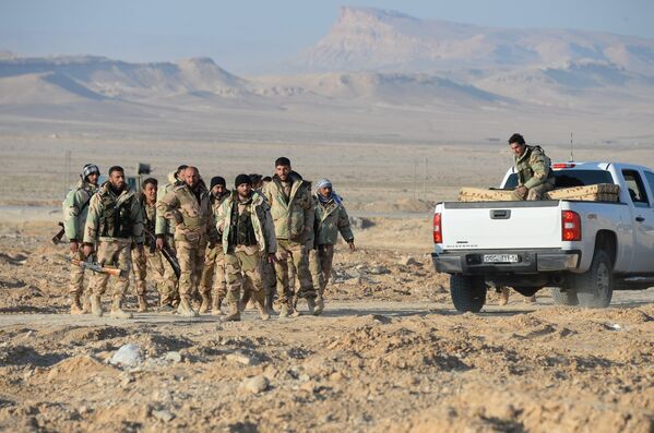 Бойцы отряда ополчения Соколы пустыни на переднем крае в 10 км от Пальмиры