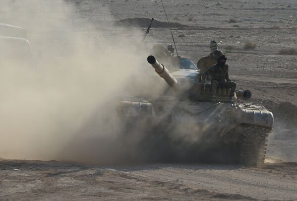 Танк Т-72 отряда ополчения Фатимиюн на переднем крае в горах в 10 км от Пальмиры
