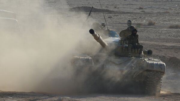 Танк Т-72 отряда ополчения Фатимиюн на переднем крае в горах в 10 км от Пальмиры