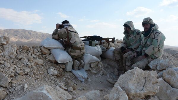 Бойцы отряда ополчения Соколы пустыни на переднем крае в 10 км от Пальмиры