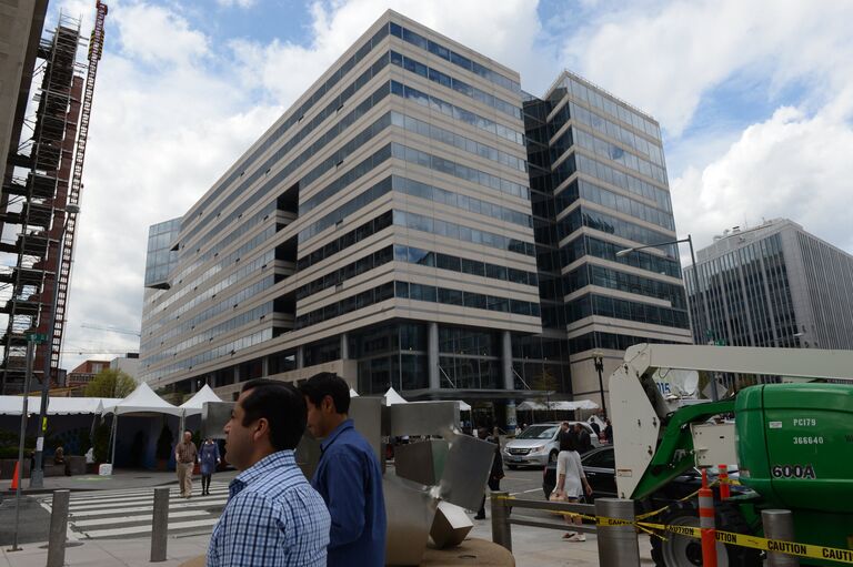 У здания Международного валютного фонда в Вашингтоне У здания Международного валютного фонда в Вашингтоне