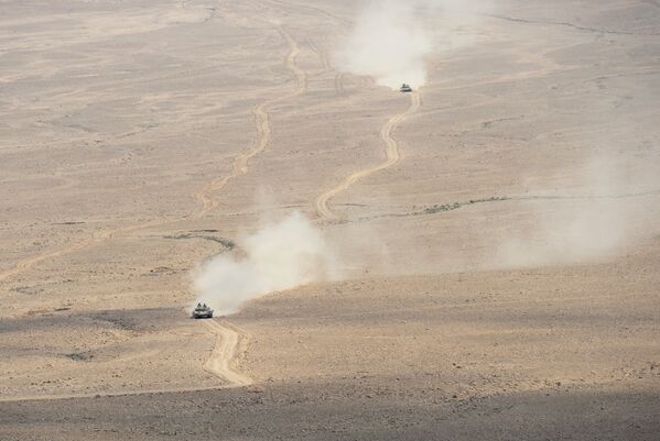Танки Т-72 сирийской армии на переднем крае в 10 км от Пальмиры
