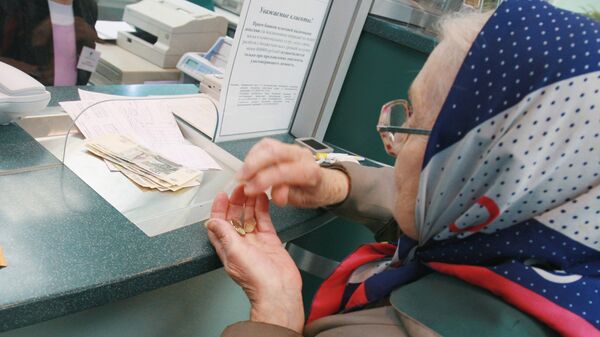 Пенсионерка у окна в отделении Сберегательного банка РФ. Архивное фото
