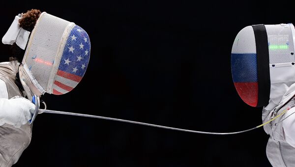 Слева направо: Нзинга Прескод (США) и Аида Шанаева (Россия) в полуфинальном поединке на соревнованиях среди женщин по фехтованию на рапирах на чемпионате мира в Москве