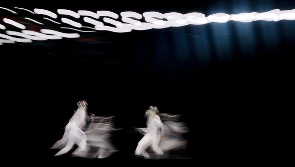 Софья Великая (Россия) и Анна Мартон (Венгрия) в поединке на соревнованиях среди женщин по фехтованию на саблях на чемпионате мира в Москве