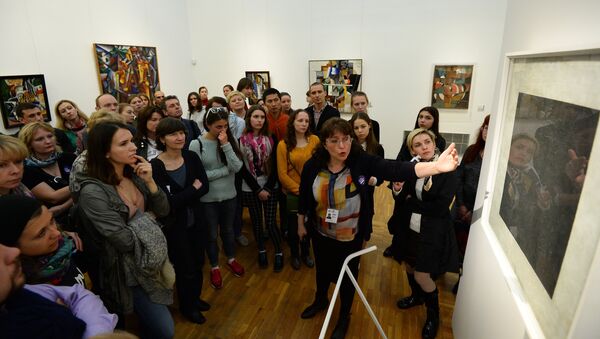 Посетители знакомятся с экспозицией в Третьяковской галерее на Крымском Валу