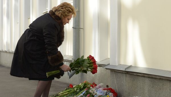 Председатель Совета Федерации России Валентина Матвиенко возлагает цветы у здания посольства Бельгии в память о погибших в результате терактов, произошедших 22 марта