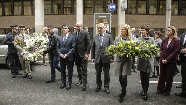 Премьер-министр Франции Мануэль Вальс, премьер-министр Бельгии Шарль Мишель, президент Европейской комиссии Жан-Клод Юнкер и верховный представитель ЕС Федерика Могерини возле метро в Брюсселе, где произошел взрыв