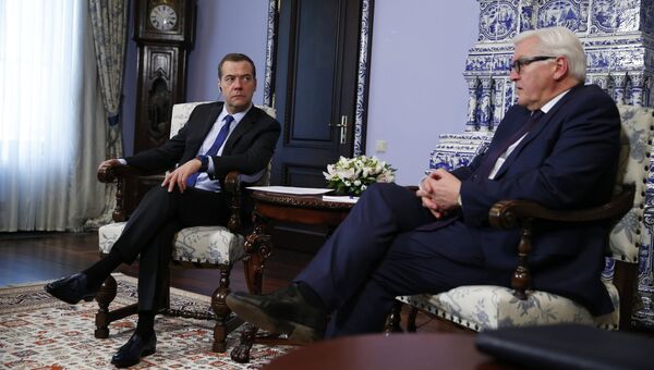 Председатель правительства России Дмитрий Медведев (слева) и министр иностранных дел Германии Франк-Вальтер Штайнмайер во время встречи в подмосковной резиденции Горки