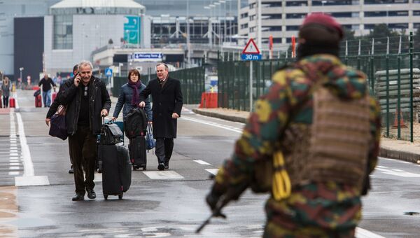 Пассажиры в аэропорту Завентем в Брюсселе, где 22 марта произошел взрыв. Архивное фото