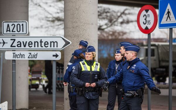 Полицейские обеспечивают безопасность в аэропорту Завентем в Брюсселе, где 22 марта произошел взрыв
