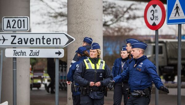 Полицейские обеспечивают безопасность в аэропорту Завентем в Брюсселе, где 22 марта произошел взрыв