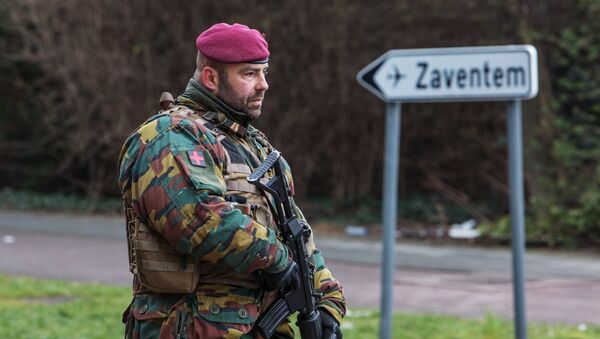 Военнослужащий обеспечивает безопасность в аэропорту Завентем в Брюсселе, где 22 марта произошел взрыв