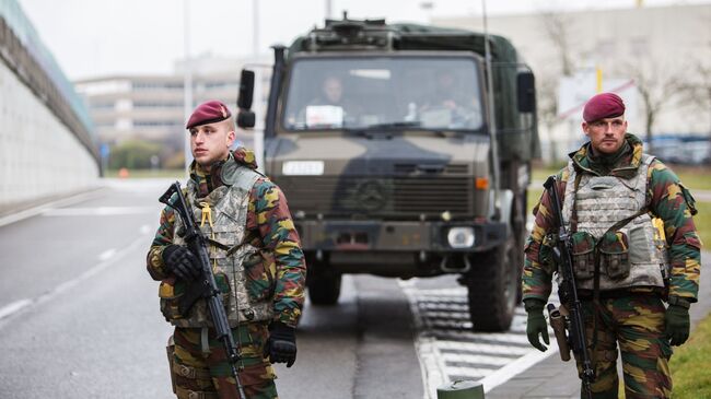 Военнослужащие обеспечивают безопасность в аэропорту Завентем в Брюсселе, где 22 марта произошел взрыв