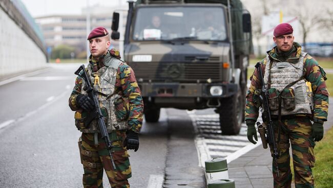 Военнослужащие обеспечивают безопасность в аэропорту Завентем в Брюсселе, где 22 марта произошел взрыв. Архивное фото