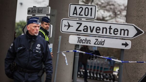 Сотрудники полиции обеспечивают безопасность в аэропорту Завентем в Брюсселе, где 22 марта произошел взрыв