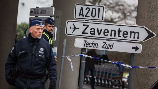 Сотрудники полиции обеспечивают безопасность в аэропорту Завентем в Брюсселе, где 22 марта произошел взрыв. Архивное фото