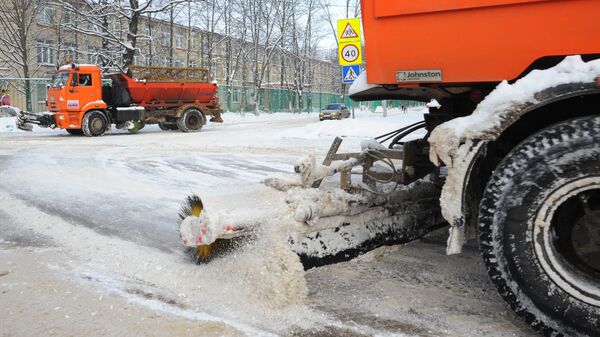 Снегоуборочные машины убирают дороги от снега. Архивное фото