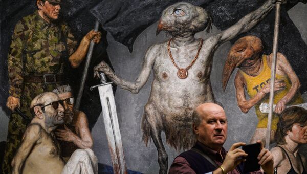 Посетитель у картины Триумфатор художника Гелия Коржева на ретроспективной выставке его работ в Государственной Третьяковской галерее