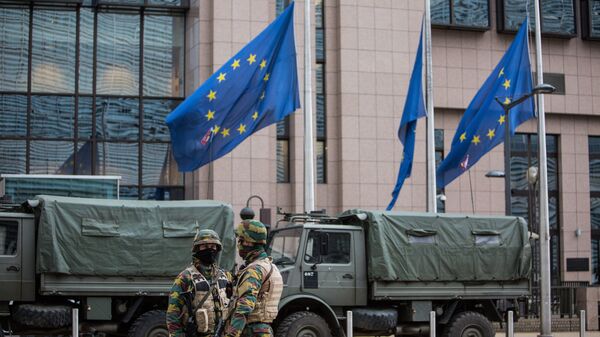 Военнослужащие обеспечивают безопасность штаб-квартиры Европейской комиссии в Брюсселе. Архивное фото