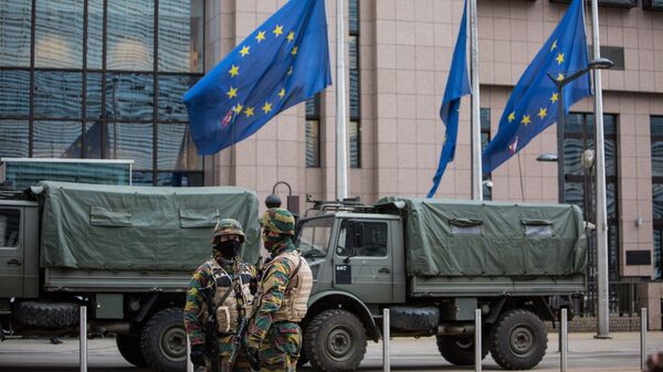 Военнослужащие обеспечивают безопасность штаб-квартиры Европейской комиссии в Брюсселе. Архивное фото