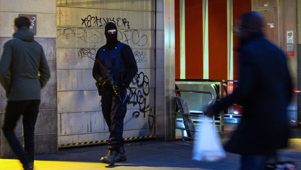 Сотрудник полиции обеспечивает безопасность на одной из станций метро в Брюсселе