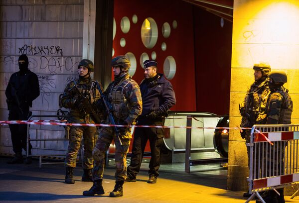 Сотрудники полиции и военнослужащие обеспечивают безопасность на одной из станций метро в Брюсселе