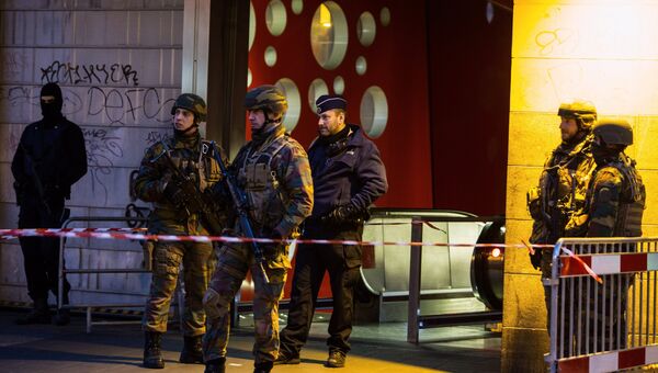 Сотрудники полиции и военнослужащие обеспечивают безопасность на одной из станций метро в Брюсселе. Архивное фото