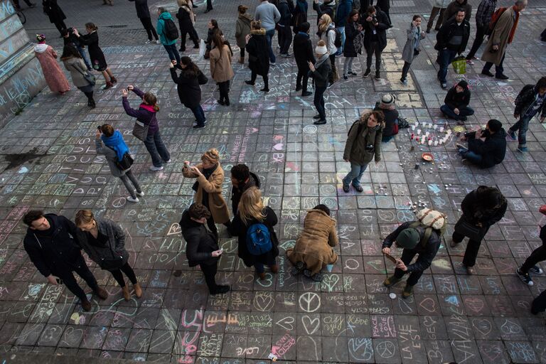 Участники траурного митинга в память о погибших в Брюсселе