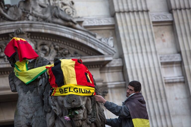 Участники траурного митинга в память о погибших в Брюсселе